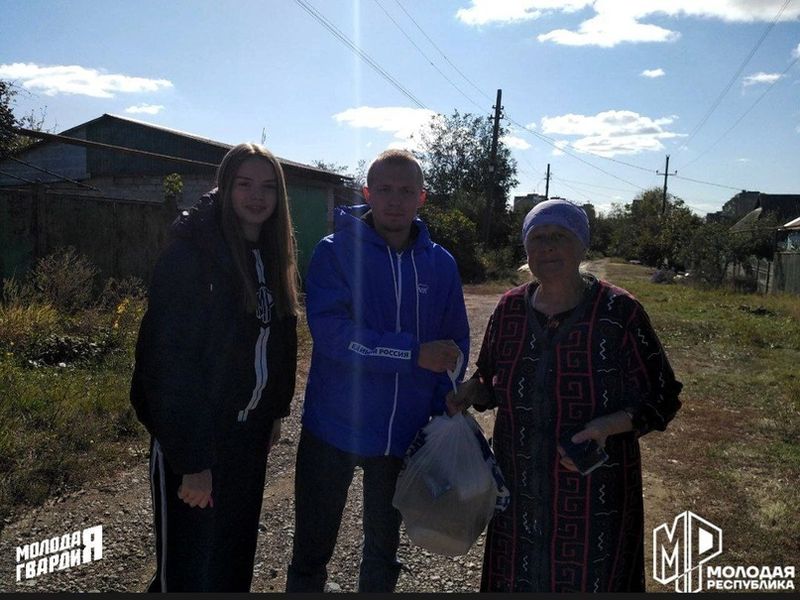 Активисты города Енакиево вместе с депутатом Енакиевского городского совета оказали помощь пожилым людям.