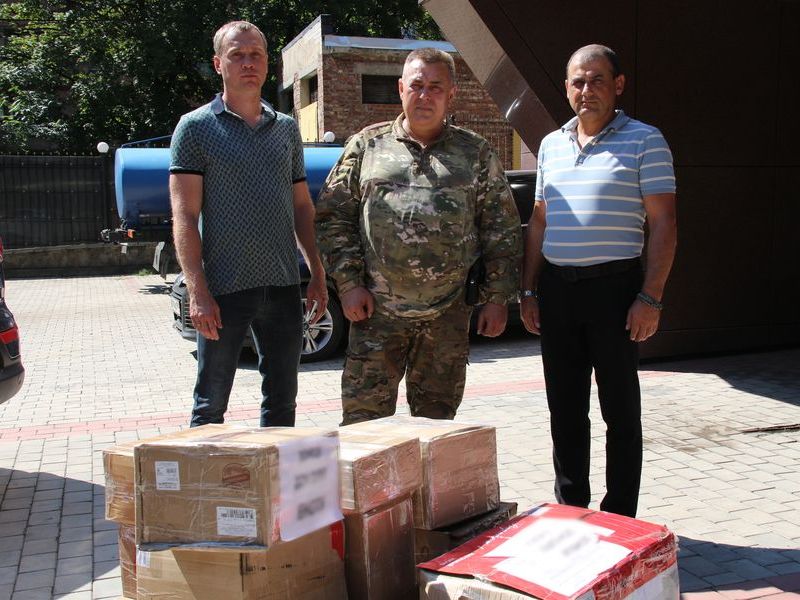 Владислав Вишневский и Сергей Митин передали гуманитарную помощь военнослужащим.