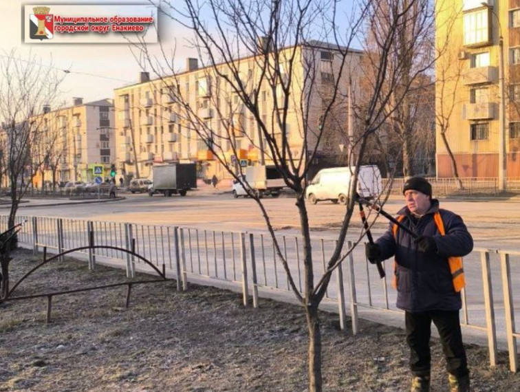 Муниципальными унитарными предприятиями городского округа Енакиево выполнены работы по благоустройству. Муниципальными унитарными предприятиями городского округа Енакиево выполнены работы по благоустройству.