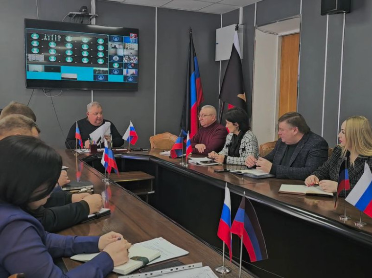 Врип главы муниципального образования городского округа Енакиево Игорь Мартынов провел аппаратное совещание. Врип главы муниципального образования городского округа Енакиево Игорь Мартынов провел аппаратное совещание.
