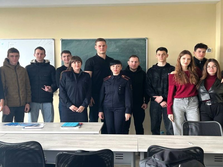 В Мариуполе сотрудники Госавтоинспекции провели беседы со студентами. В Мариуполе сотрудники Госавтоинспекции провели беседы со студентами.