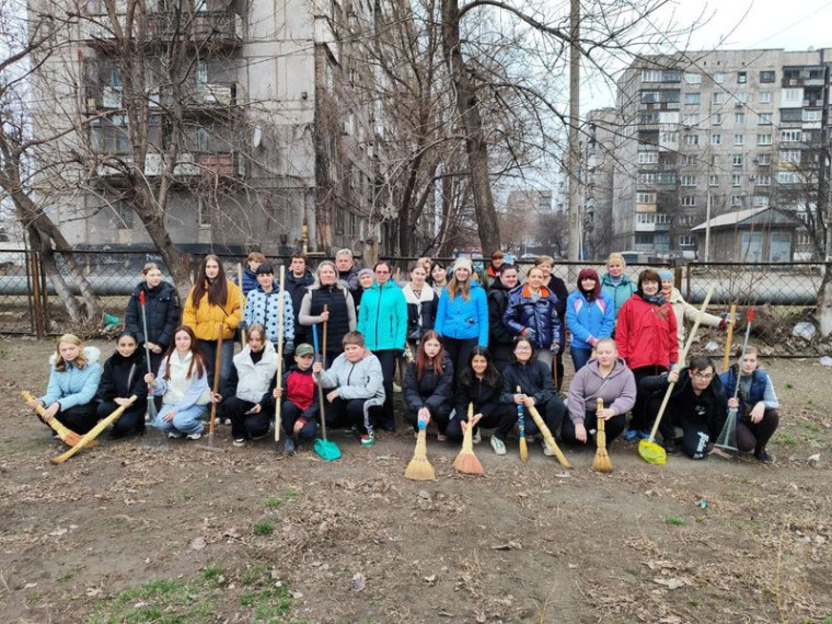Общеобразовательные учреждения городского округа Енакиево приняли участие в субботнике. Общеобразовательные учреждения городского округа Енакиево приняли участие в субботнике.