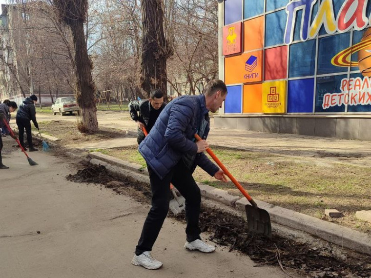 Сотрудники департамента жилищно-коммунального хозяйства и муниципальной собственности и жилищно-коммунальных учреждений на общегородском субботнике. Сотрудники департамента жилищно-коммунального хозяйства и муниципальной собственности и жилищно-коммунальных учреждений на общегородском субботнике.