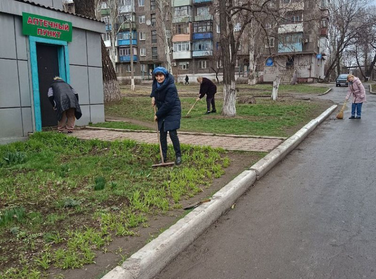 Сотрудники медицинских учреждений на общегородском субботнике. Сотрудники медицинских учреждений на общегородском субботнике.