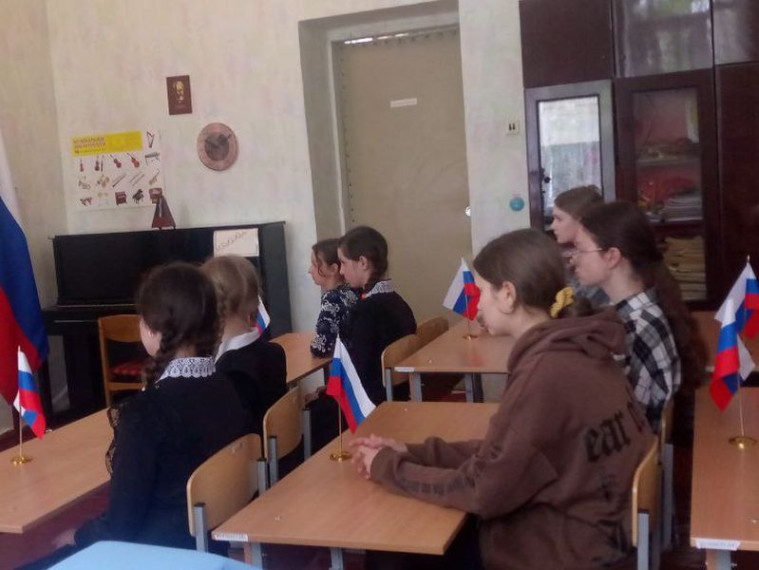 Прошел классный час на тему: «Растем вместе с Республикой». Прошел классный час на тему: «Растем вместе с Республикой».