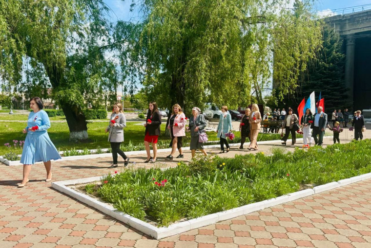 Возложение цветов в Углегорске . Возложение цветов в Углегорске .