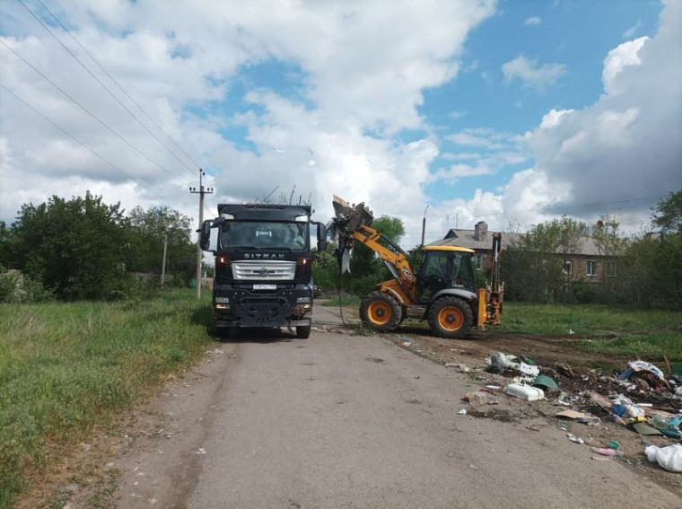 Уборка несанкционированных свалок в Енакиево. Уборка несанкционированных свалок в Енакиево.