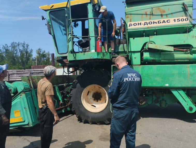 Мобильная группа проверила готовность уборочной техники к жатве: акцент на пожарную безопасность. Мобильная группа проверила готовность уборочной техники к жатве: акцент на пожарную безопасность.