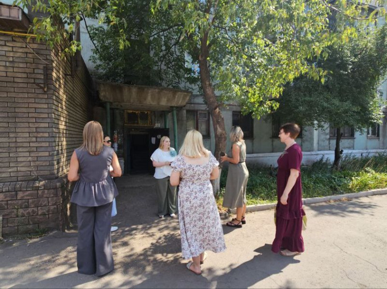 Заместитель председателя Енакиевского городского совета Анна Деменкова провела встречу с жителями дома 84 по проспекту Шевченко. Заместитель председателя Енакиевского городского совета Анна Деменкова провела встречу с жителями дома 84 по проспекту Шевченко.