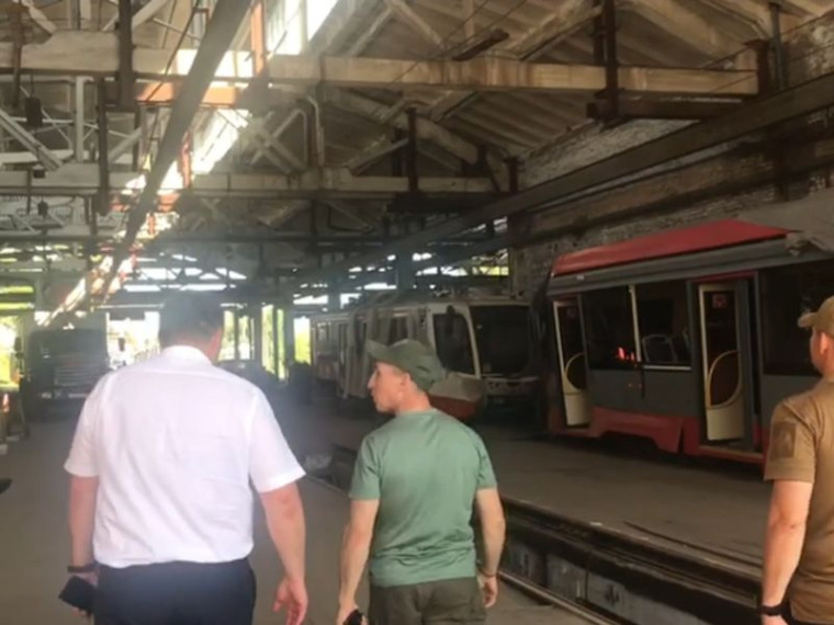 Глава администрации города Енакиево совместно с Министром строительства и ЖКХ ДНР проверил ход ремонтных работ, проводимых силами Ленинградской области. Глава администрации города Енакиево совместно с Министром строительства и ЖКХ ДНР проверил ход ремонтных работ, проводимых силами Ленинградской области.