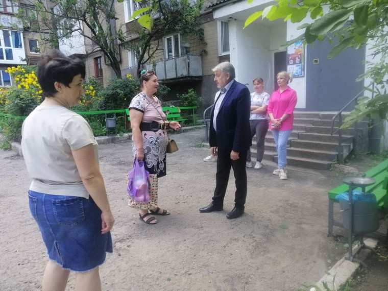 Первый заместитель главы администрации города Енакиево Сильванский Ю.Г. провел сходы граждан. Первый заместитель главы администрации города Енакиево Сильванский Ю.Г. провел сходы граждан.