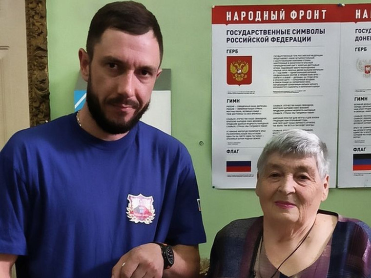 Местный штаб Народной Дружины города Енакиево, передал продуктовый набор для жительницы нашего города. Местный штаб Народной Дружины города Енакиево, передал продуктовый набор для жительницы нашего города.