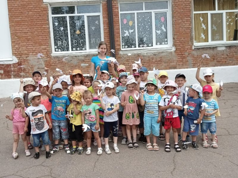 В детских садах города Енакиево проведены тематические мероприятия, посвящённые Дню памяти детей – жертв войны в Донбассе. В детских садах города Енакиево проведены тематические мероприятия, посвящённые Дню памяти детей – жертв войны в Донбассе.