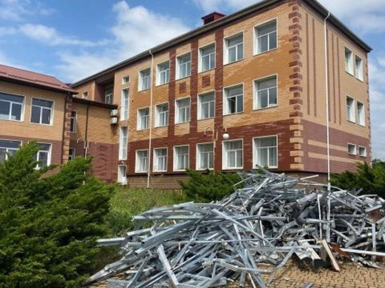 Строители из Ленинградской области начали работы в Енакиевском Лицее информационных технологий в ДНР. Строители из Ленинградской области начали работы в Енакиевском Лицее информационных технологий в ДНР.