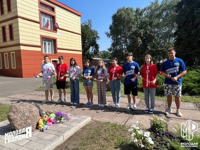 Активисты Енакиевского штаба Молодой Республики и Молодой Гвардии Единой России почтили память детей. Активисты Енакиевского штаба Молодой Республики и Молодой Гвардии Единой России почтили память детей.