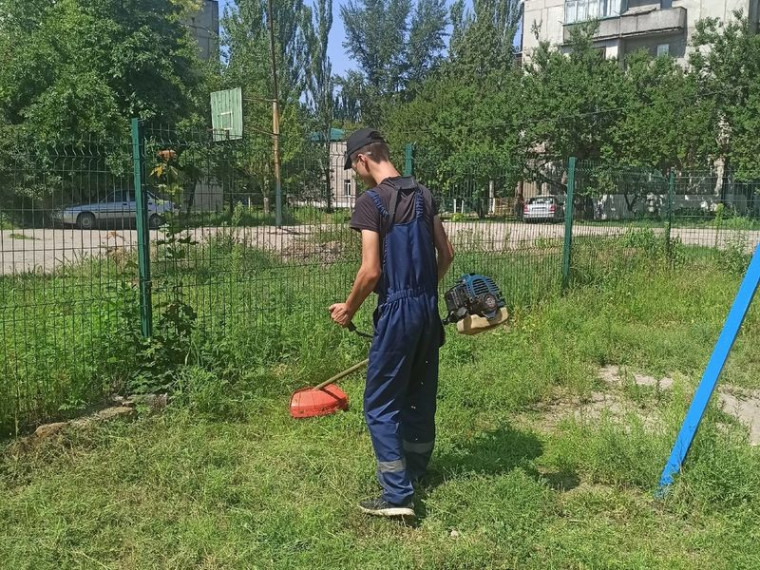 МУП города Енакиево были выполнены мероприятия по приведению в надлежащее санитарное состояние территорий. МУП города Енакиево были выполнены мероприятия по приведению в надлежащее санитарное состояние территорий.