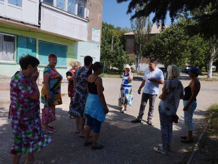 Глава администрации города Юнокоммунаровска Валов С.И. провел встречи с жителями города. Глава администрации города Юнокоммунаровска Валов С.И. провел встречи с жителями города.