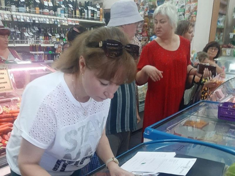 Народный контроль продолжает свой рейд по магазинам города Енакиево. Народный контроль продолжает свой рейд по магазинам города Енакиево.