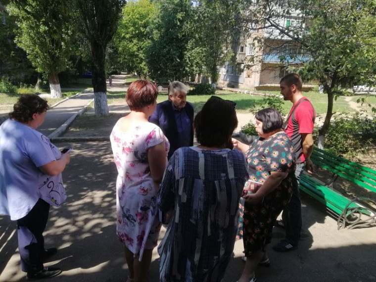 Первый заместитель главы администрации города Енакиево Сильванский Ю.Г. провел выездной прием граждан. Первый заместитель главы администрации города Енакиево Сильванский Ю.Г. провел выездной прием граждан.