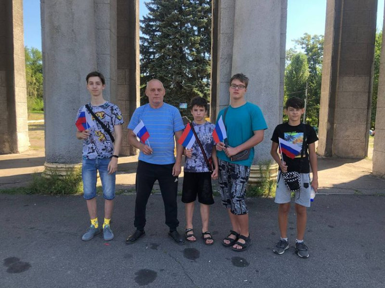 Раздача флага России в МБУ «Городской парк культуры и отдыха имени Н.А. Вознесенского». Раздача флага России в МБУ «Городской парк культуры и отдыха имени Н.А. Вознесенского».