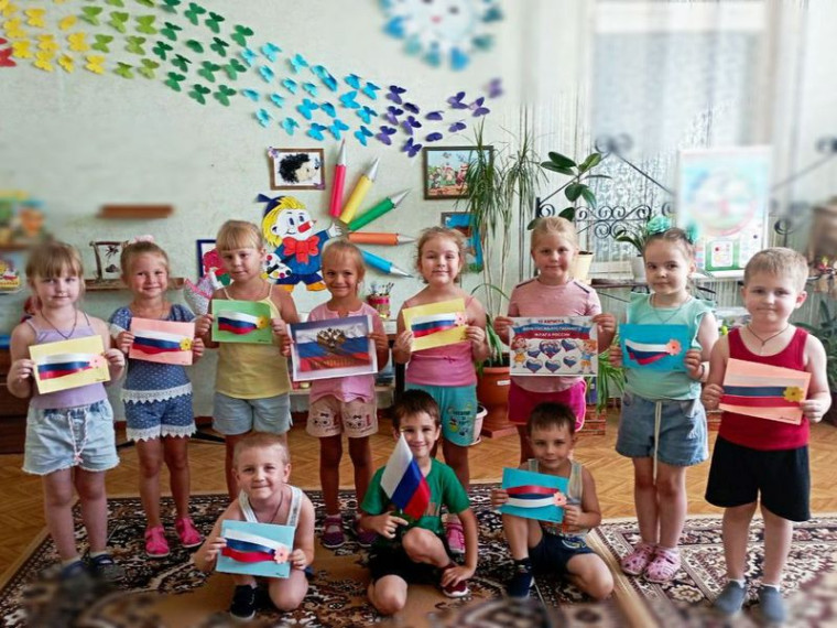 Мероприятия в образовательных учреждениях города Енакиево ко Дню Государственного флага Российской Федерации. Мероприятия в образовательных учреждениях города Енакиево ко Дню Государственного флага Российской Федерации.