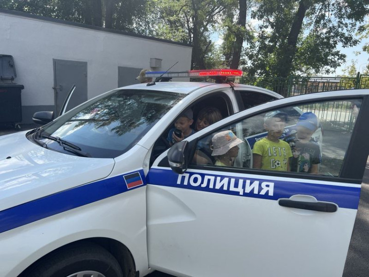 Полицейские навестили воспитанников детского сада в Мариуполе. Полицейские навестили воспитанников детского сада в Мариуполе.