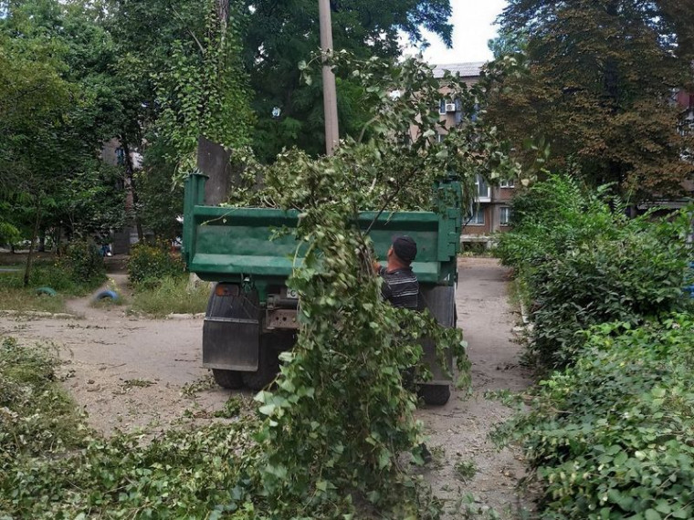 МУП города Енакиево были выполнены мероприятия по приведению в надлежащее санитарное состояние территорий. МУП города Енакиево были выполнены мероприятия по приведению в надлежащее санитарное состояние территорий.