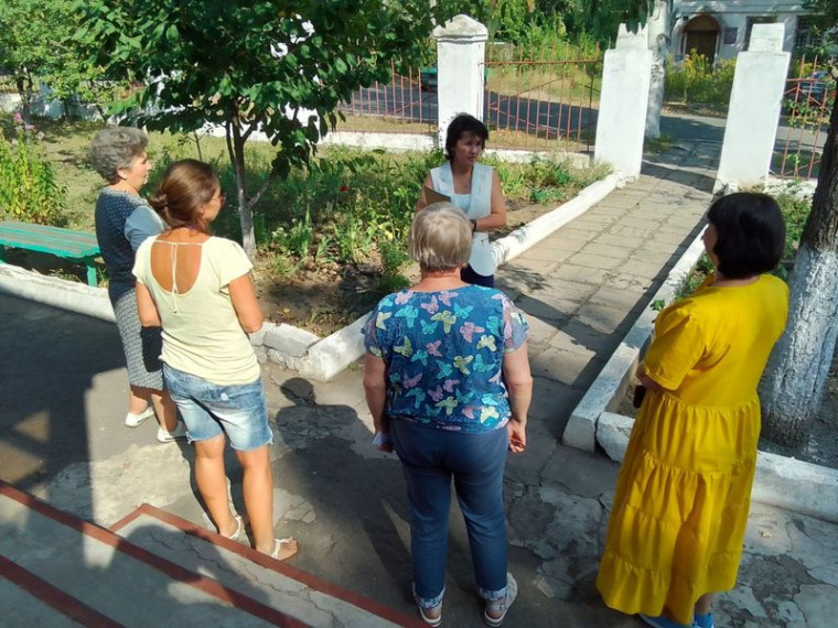 Управляющий делами администрации города Енакиево Стасенко Л.П. провела выездной прием работников и сход граждан. Управляющий делами администрации города Енакиево Стасенко Л.П. провела выездной прием работников и сход граждан.