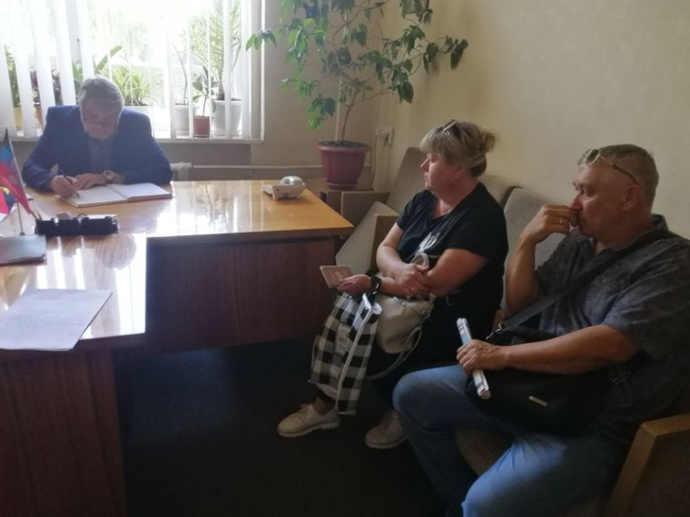 Заместитель главы администрации города Енакиево Сильванский Ю.Г. провел личный прием граждан. Заместитель главы администрации города Енакиево Сильванский Ю.Г. провел личный прием граждан.