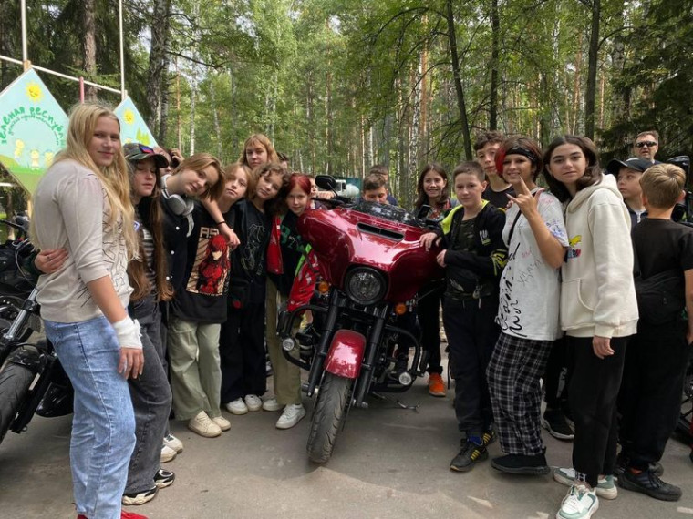 Для отдыхающих в Новосибирской области детей из ДНР организовали встречу с байкерами. Для отдыхающих в Новосибирской области детей из ДНР организовали встречу с байкерами.