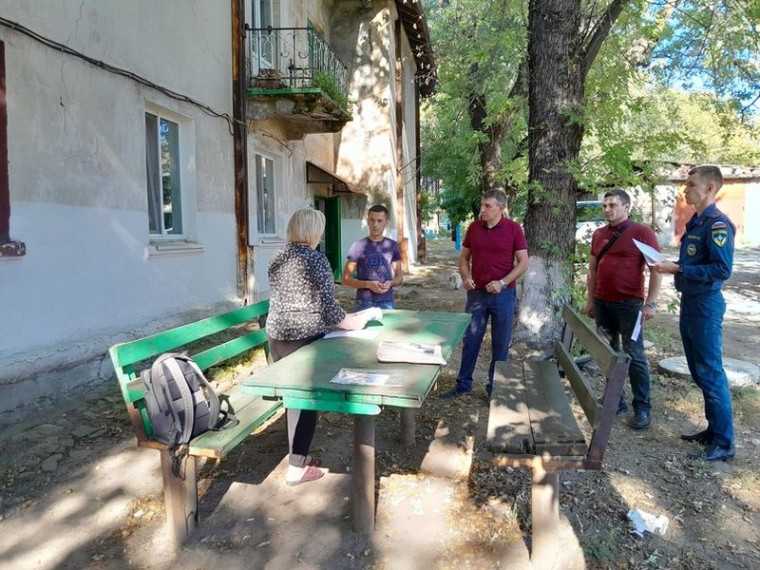 Заместителем главы администрации города Углегорска Стецким Р.А. проведена встреча с жителями. Заместителем главы администрации города Углегорска Стецким Р.А. проведена встреча с жителями.