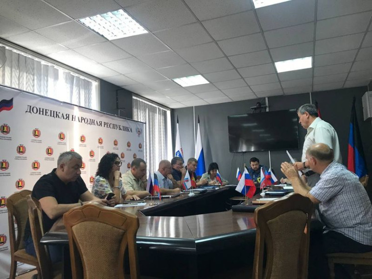 Глава администрации города Енакиево Храменков Р.А. провел еженедельное аппаратное совещание. Глава администрации города Енакиево Храменков Р.А. провел еженедельное аппаратное совещание.