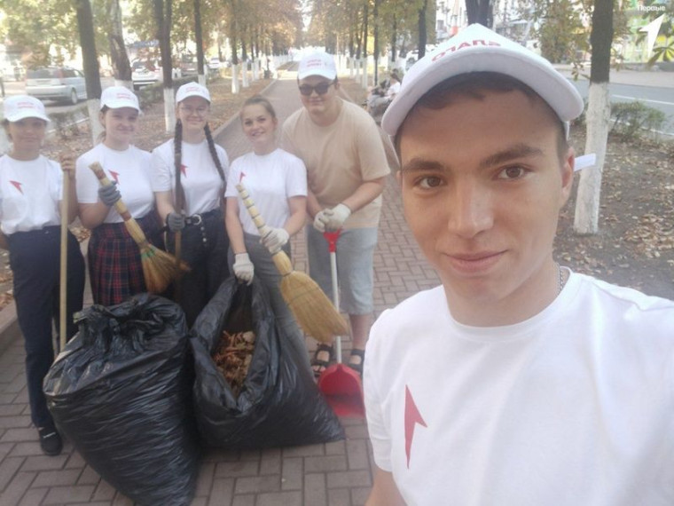 Активисты из Движения Первых очистили аллею в центре города от листвы. Активисты из Движения Первых очистили аллею в центре города от листвы.