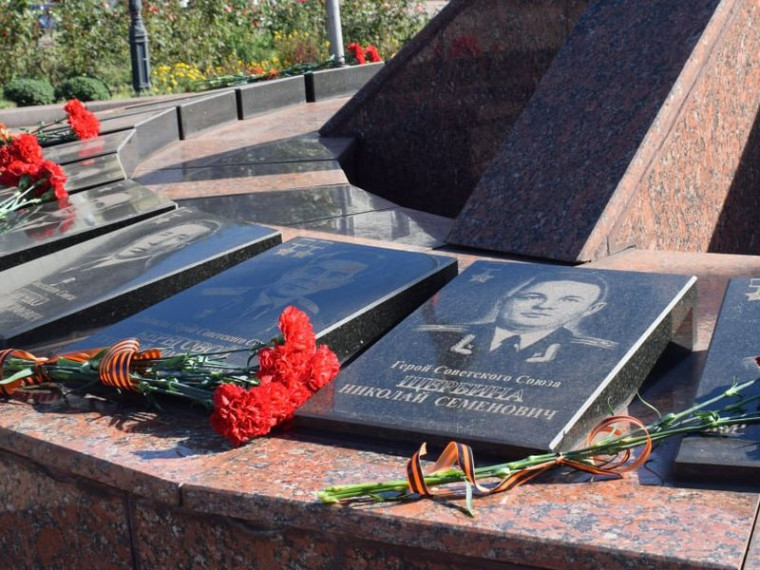 Состоялось возложение цветов к Звезде Героев. Состоялось возложение цветов к Звезде Героев.