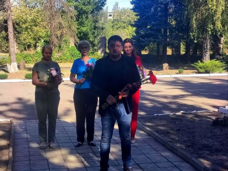 Состоялось возложение цветов к братской могиле партизан и подпольщиков. Состоялось возложение цветов к братской могиле партизан и подпольщиков.