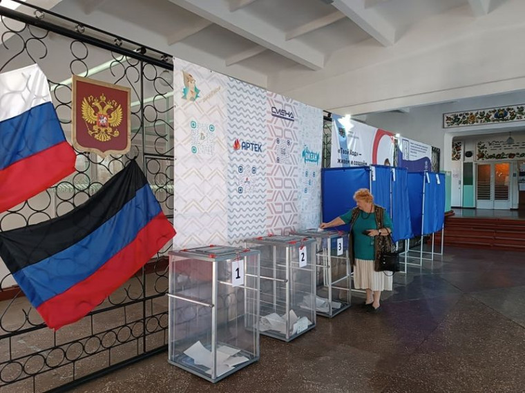 Первый день голосования по выборам в Народный Совет ДНР и в органы местного самоуправления на избирательных участках в Енакиево. Первый день голосования по выборам в Народный Совет ДНР и в органы местного самоуправления на избирательных участках в Енакиево.