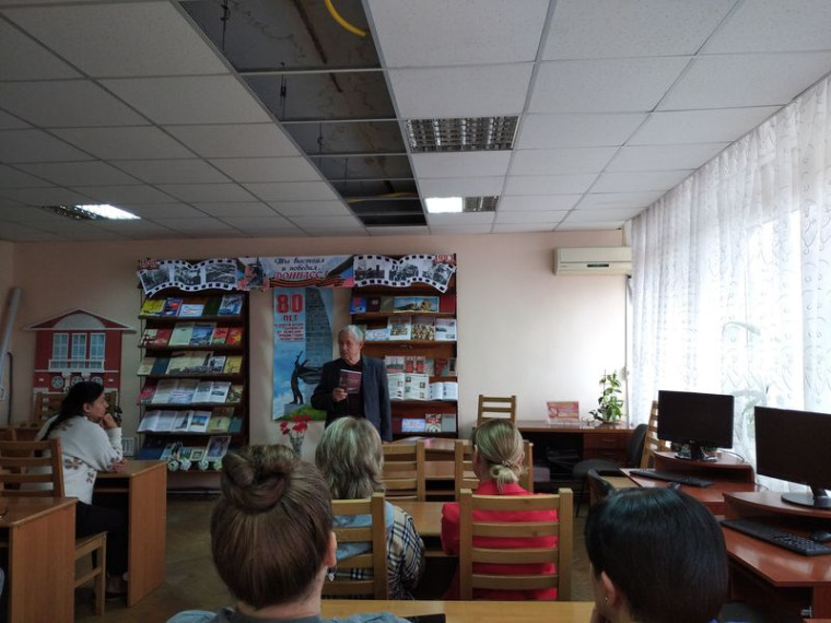 Представление новой книги «Освобождение г. Енакиево. Рассказы о А.Б. Тиунове» в Центральной городской библиотеке. Представление новой книги «Освобождение г. Енакиево. Рассказы о А.Б. Тиунове» в Центральной городской библиотеке.