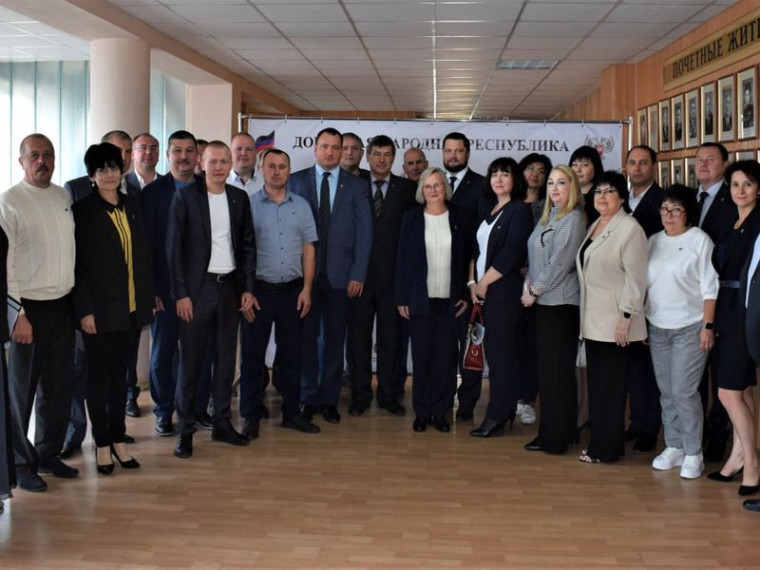 Состоялось первое заседание Енакиевского городского совета Донецкой Народной Республики первого созыва. Состоялось первое заседание Енакиевского городского совета Донецкой Народной Республики первого созыва.