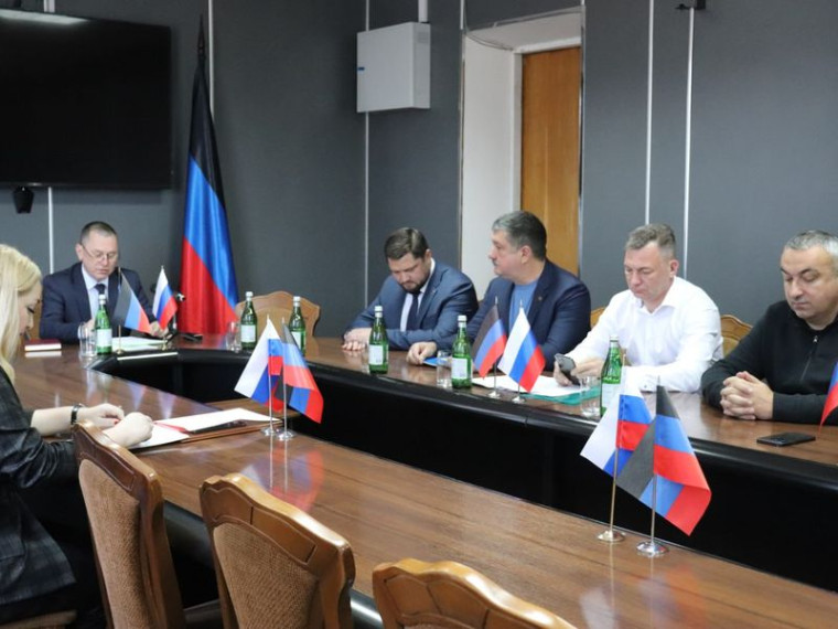 Состоялось второе заседание Енакиевского городского совета Донецкой Народной Республики первого созыва. Состоялось второе заседание Енакиевского городского совета Донецкой Народной Республики первого созыва.