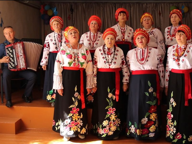 Поздравительная видеооткрытка от самодеятельного хора народной песни «Родник». Поздравительная видеооткрытка от самодеятельного хора народной песни «Родник».
