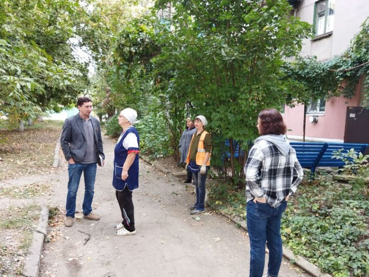 Начальник УЖКХ администрации города Енакиево Тарасенко С.Л. провел встречу с трудовым коллективом и сходы граждан. Начальник УЖКХ администрации города Енакиево Тарасенко С.Л. провел встречу с трудовым коллективом и сходы граждан.