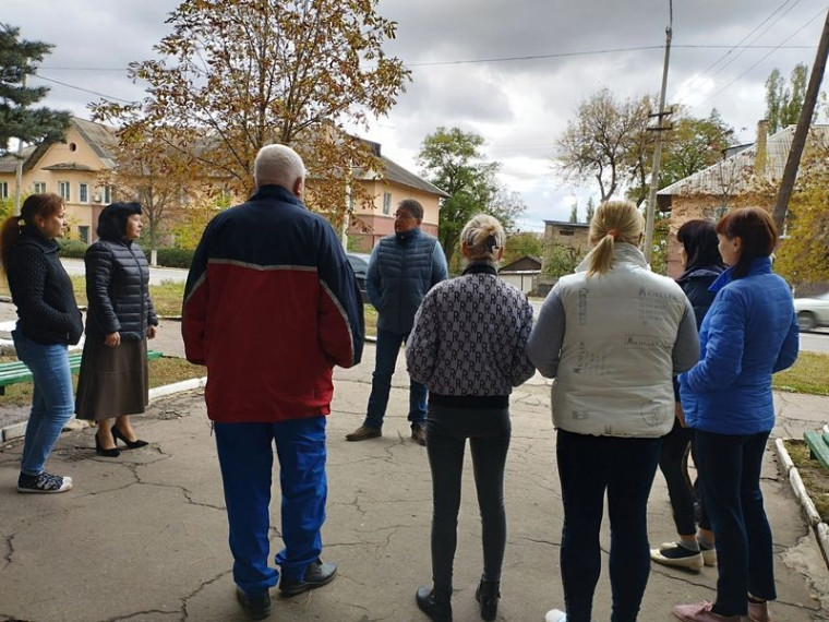 Глава администрации города Юнокоммунаровска Валов С.И. провел выездной прием и сходы граждан. Глава администрации города Юнокоммунаровска Валов С.И. провел выездной прием и сходы граждан.