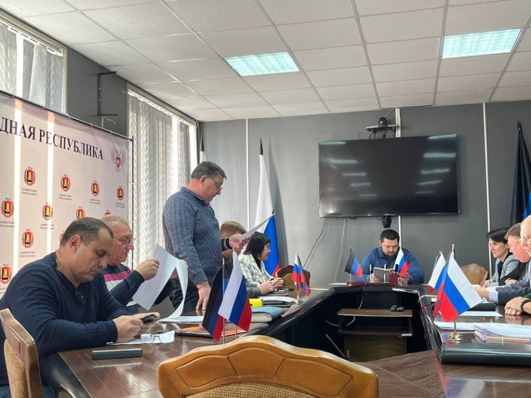 Глава муниципального образования городского округа Енакиево Храменков Р.А. провел еженедельное аппаратное совещание. Глава муниципального образования городского округа Енакиево Храменков Р.А. провел еженедельное аппаратное совещание.
