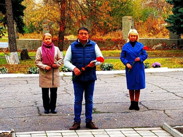 В городе Юнокоммунаровске состоялось торжественное возложение цветов к братской могиле советских воинов и партизан. В городе Юнокоммунаровске состоялось торжественное возложение цветов к братской могиле советских воинов и партизан.