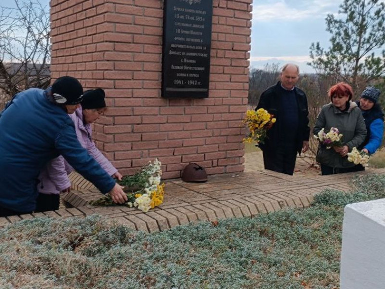 В пгт. Ольховатка проведена торжественная церемония возложения цветов. В пгт. Ольховатка проведена торжественная церемония возложения цветов.