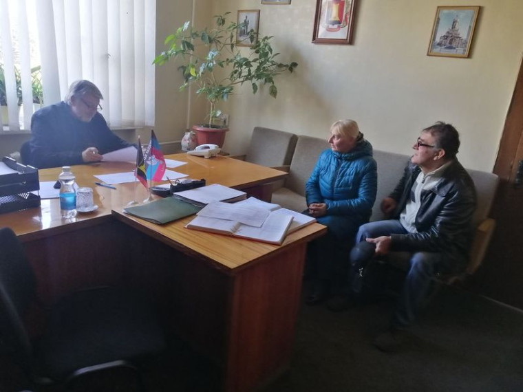 Глава администрации города Енакиево Сильванский Ю.Г. провел личный прием граждан. Глава администрации города Енакиево Сильванский Ю.Г. провел личный прием граждан.