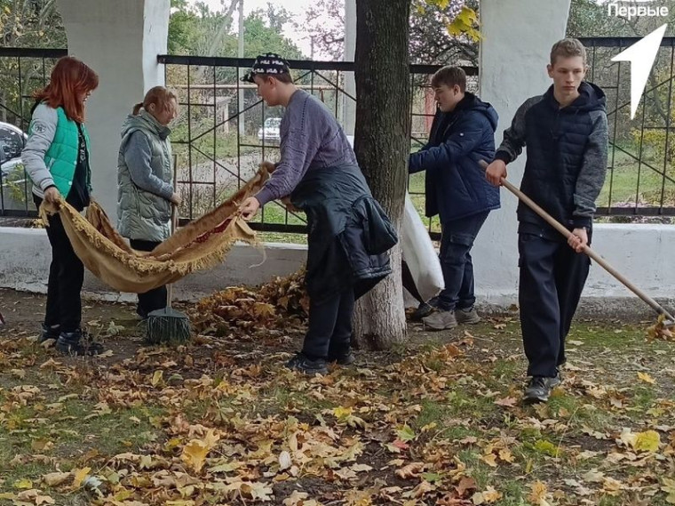 Первые трудятся не покладая рук. Первые трудятся не покладая рук.