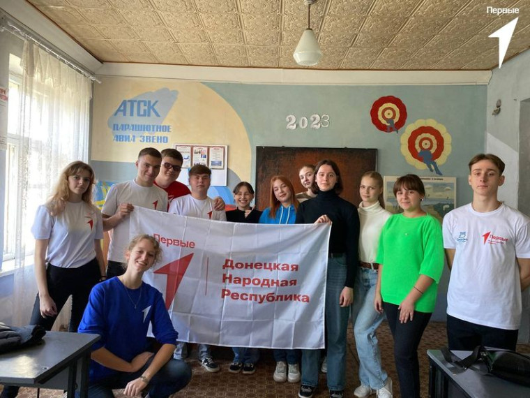 Первые — парашютисты. Первые — парашютисты.