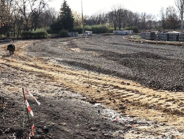 В Енакиево продолжаются работы по благоустройству парка Берегового. В Енакиево продолжаются работы по благоустройству парка Берегового.