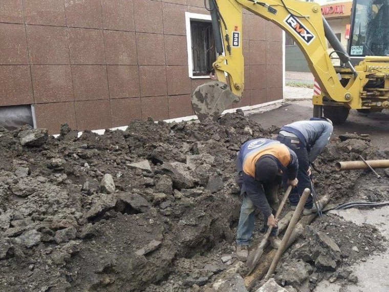 Работники «Енакиевотеплосети» ликвидировали аварию на теплотрассе. Работники «Енакиевотеплосети» ликвидировали аварию на теплотрассе.